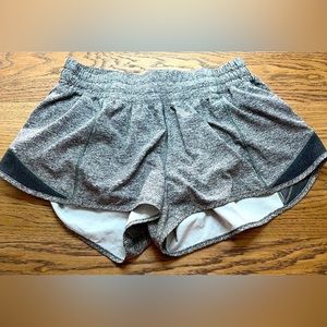 Lululemon hotty hots 2.5 inch size 6 low rise lined
